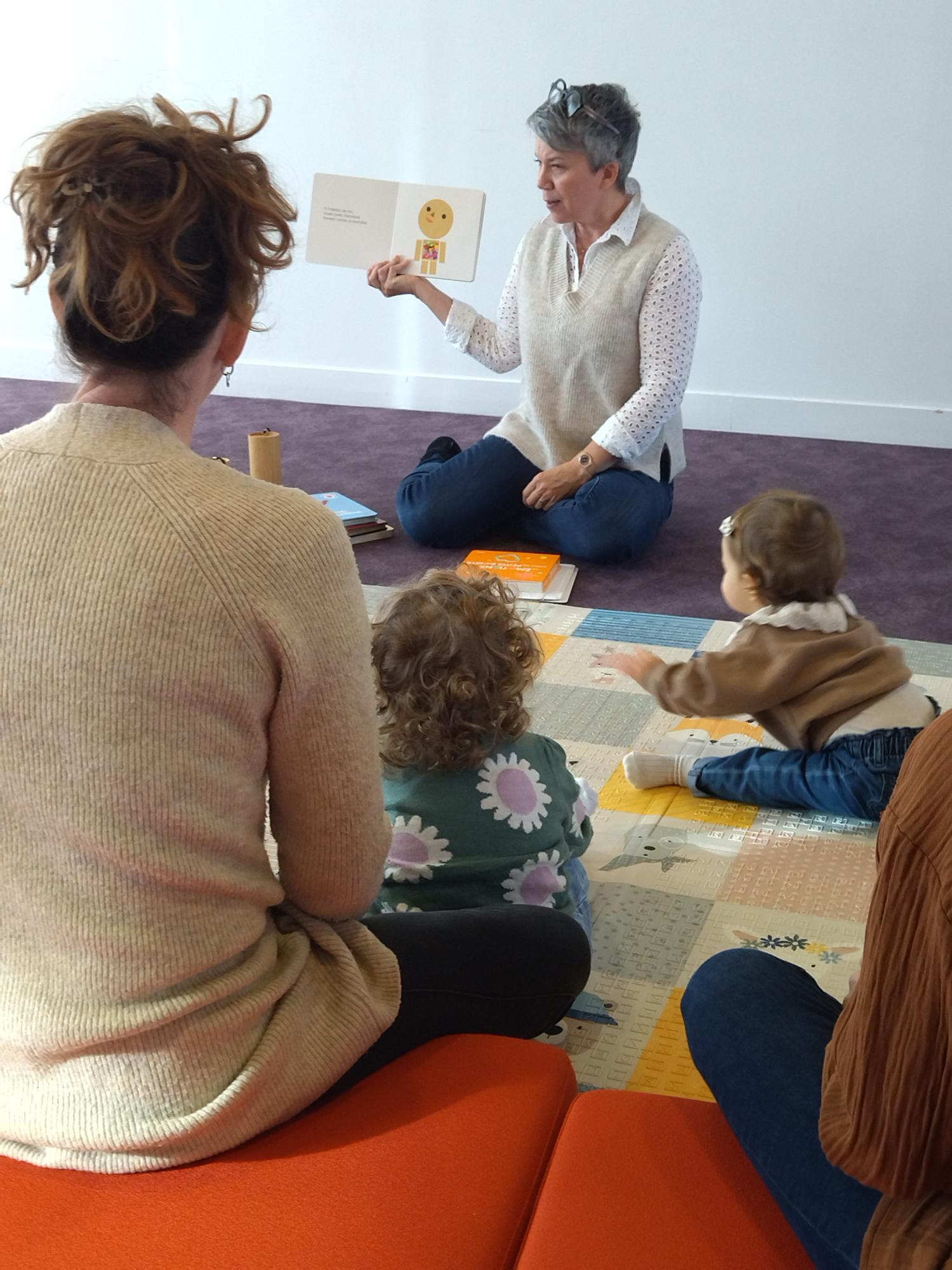 Femme montrant un livre